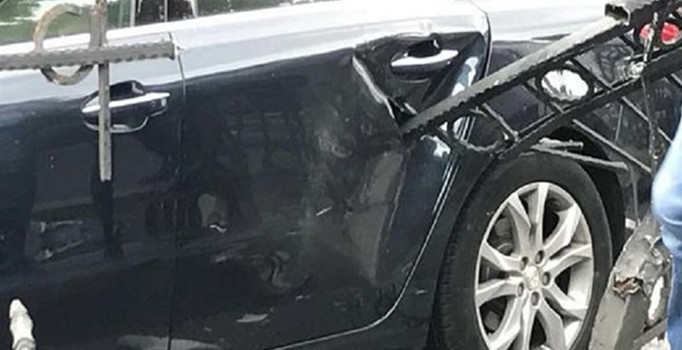 Fransız Konsolosluğu aracına ok gibi saplandı