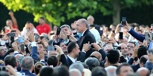 Le Monde: Erdoğan, ABD ve Rusya ile alay ediyor