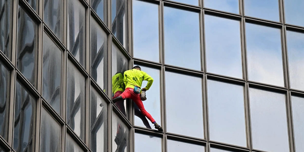 Fransız 'örümcek adam', Filistin'de barış için 161 metrelik kuleye tırmandı