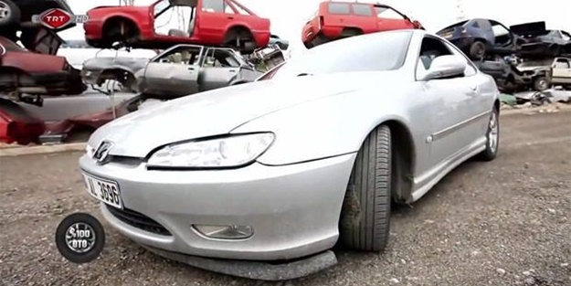 Fransız otomobilini İtalyan'a çevirdiler!