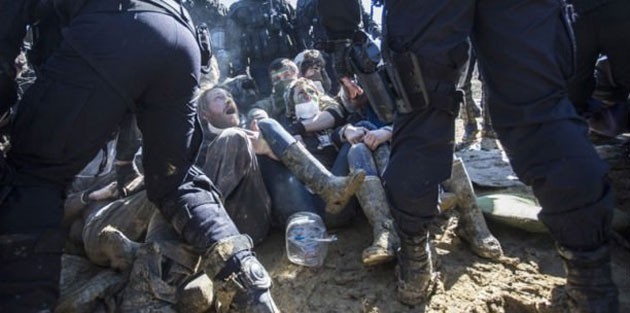 Fransız polisi, eylemcilerin üzerine köpek saldı