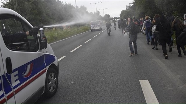 Fransız polisi göstericileri yaraladı