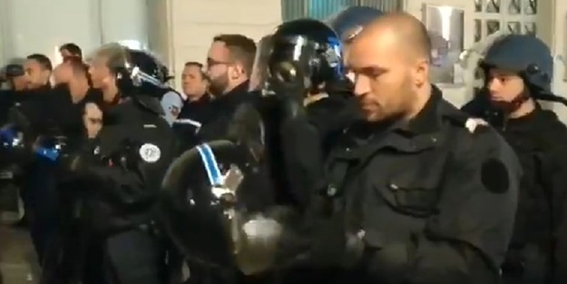 Fransız polisi kaskını çıkarıp sarı yeleklilere teslim oldu