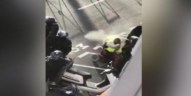 Fransız polisinden insanlık dışı hareket! Maskesini isteyen engelli sarı yelekliye gaz sıktılar