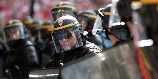 Göstericilere polis jesti işe yaradı