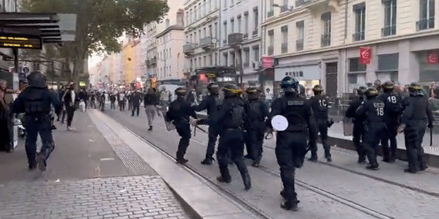 Fransız polisinden İsrail'i protesto eden göstericilere sert müdahale!