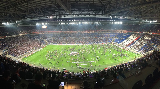 Fransız taraftarlar bayrağımızı almaya çalıştı