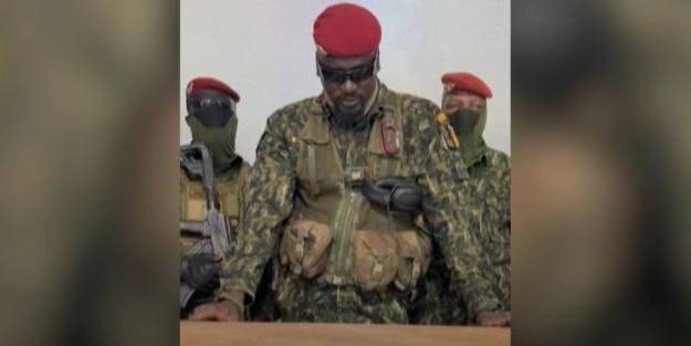 Fransız vatandaşı cunta lideri cumhurbaşkanı olarak yemin etti!