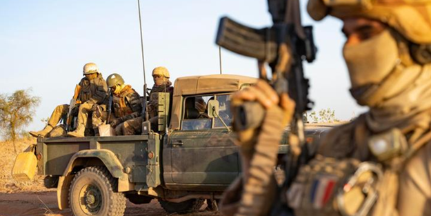 Sömürgeci Fransızlar defolup gidiyor! Ülkeden resmen kovuldular