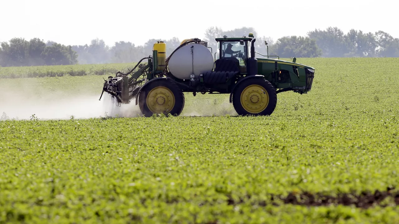 Fransızlar pestisite izin veren yasaya karşı ayakta! 'Türkler gibi biz de mi kanser olalım'