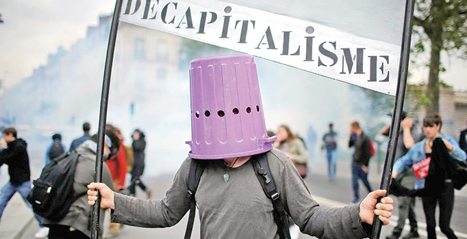 Fransızların hükümetin yeni hazırladığı çalışma yasasına tepkisi durmuyor