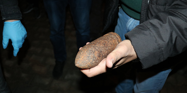 Kar temizlerken patlamamış top mermisi buldu!