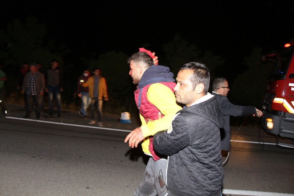 Fren körüğü patlayan TIR kazaya sebep oldu: 2’si ağır 4 yaralı 