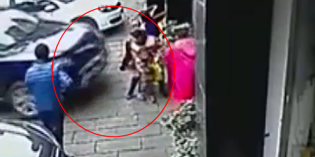 Fren yerine gaza basınca anne ve çocuğunu duvara yapıştırdı/ VİDEO