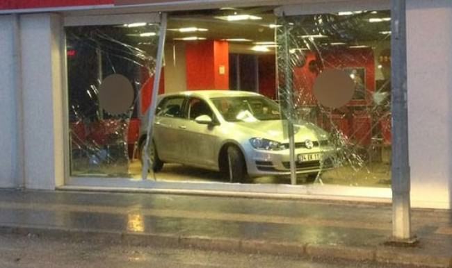 Fren yerine gaza basınca dükkana girdi