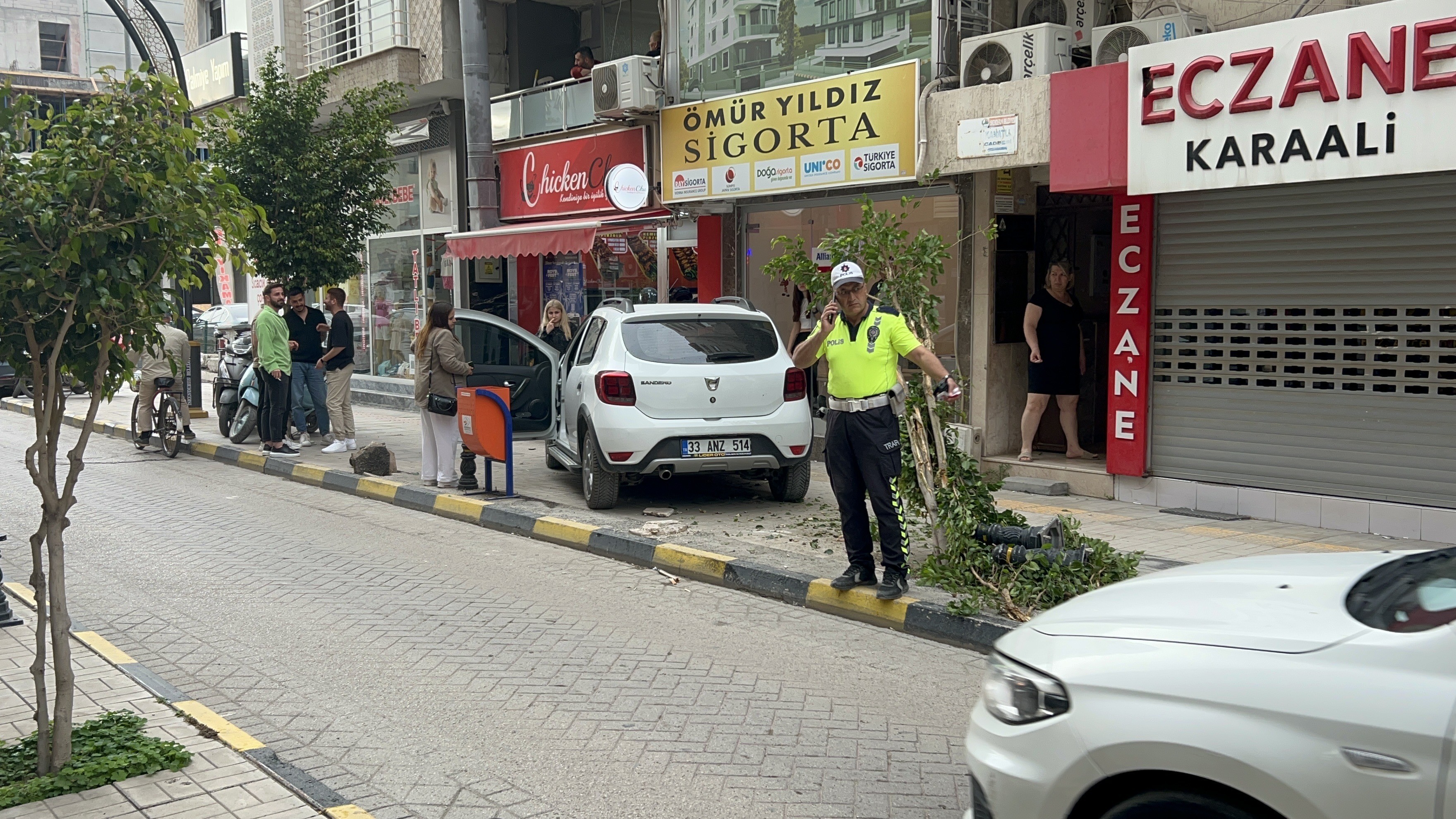 Fren yerine gaza basınca kaldırıma çıktı