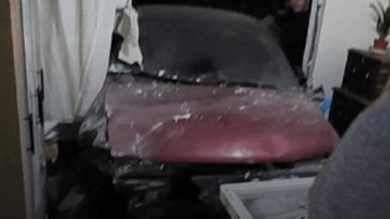 Fren yerine gaza basınca yatak odasına daldı!