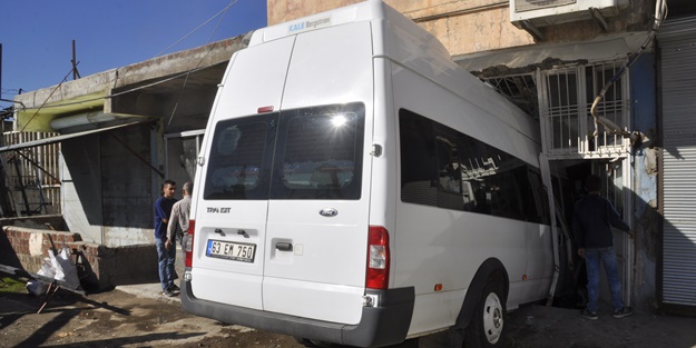 Fren yerine gaza basıp iş yerine girdi