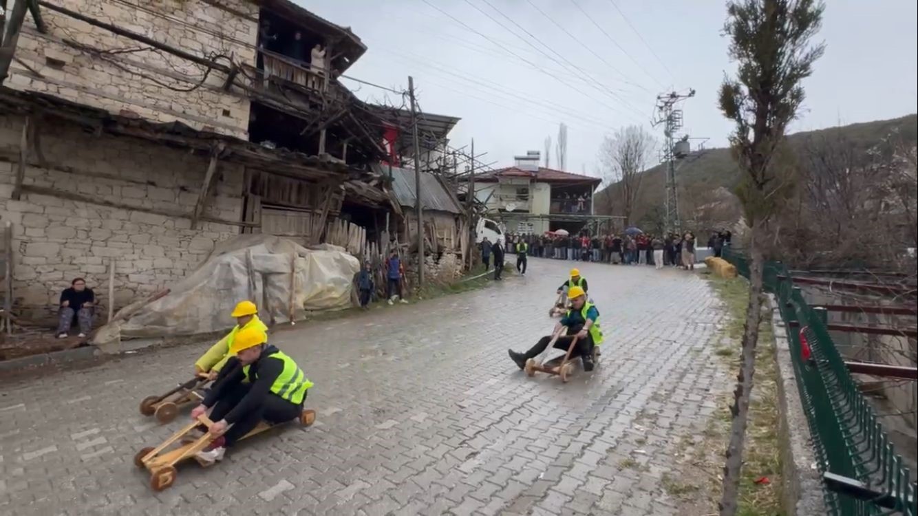 Fren yok, heyecan çok, geleneksel tahta araba yarışı nefesleri kesti