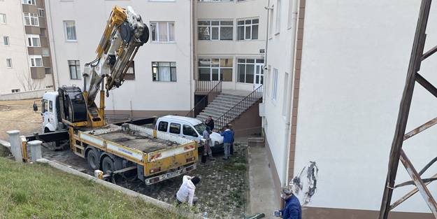 Freni boşalan araç binaya çarptı