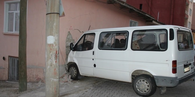 Freni boşalan araç eve girdi: 2 yaralı