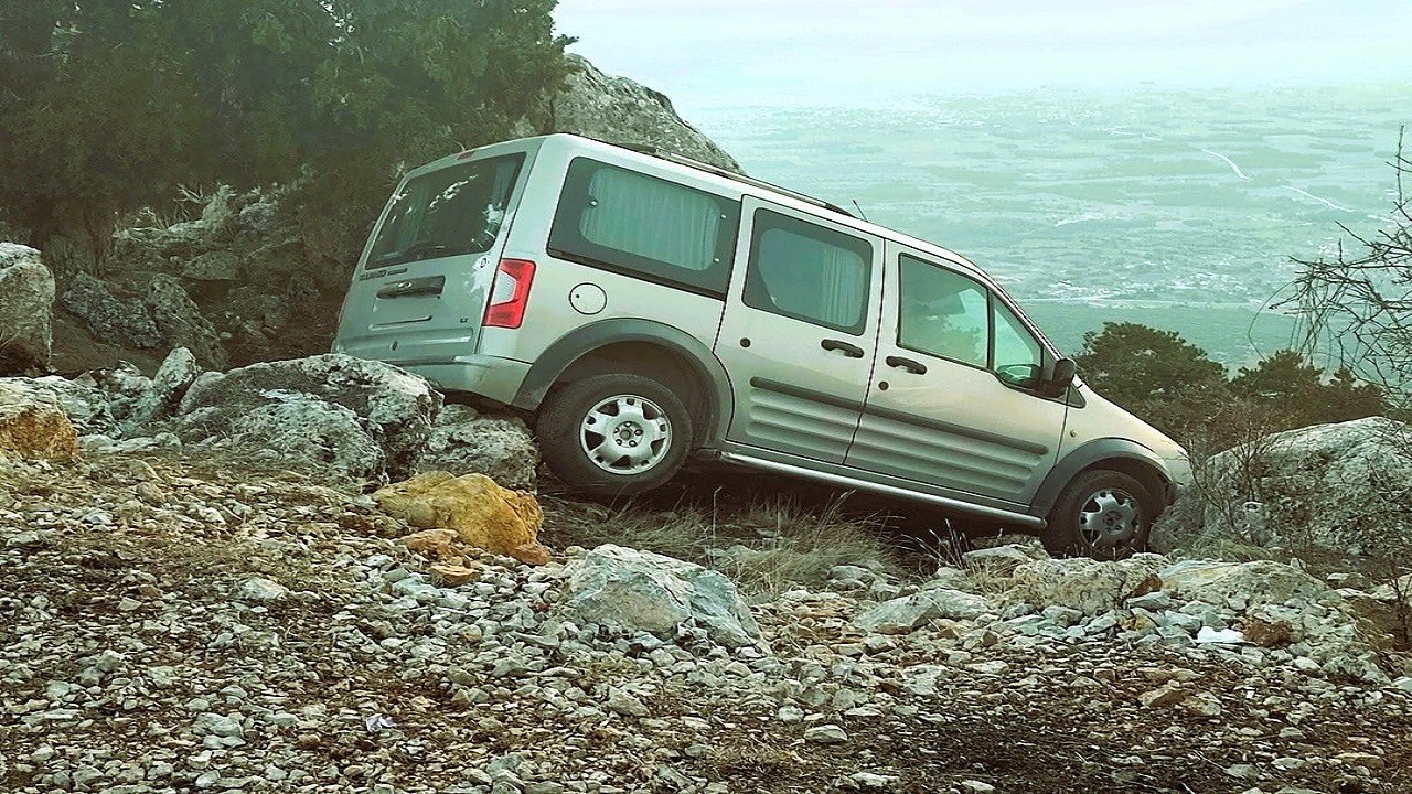 Freni boşalan araç uçuruma sürüklendi!