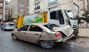 Freni boşalan çöp kamyonu 7 araca çarptı, şoför araçtan atladı