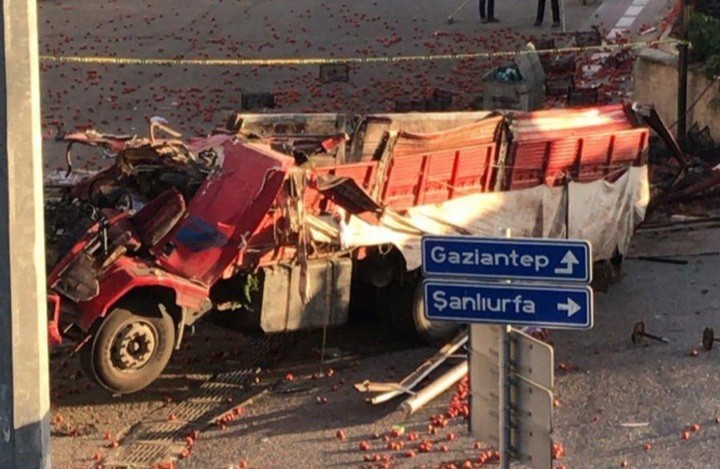 Freni boşalan domates yüklü kamyon köprüden uçtu 