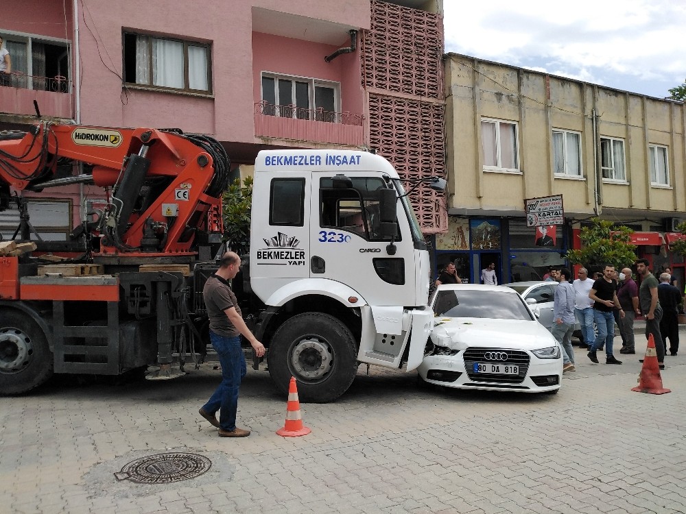Freni boşalan iş makinesi dehşet saçtı 
