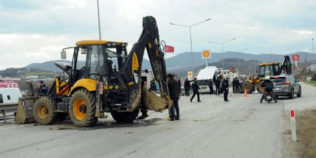 Freni boşalan iş makinesi minibüse çarptı: 6 yaralı