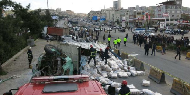 Freni boşalan kamyon, 4 aracı hurdaya çevirdi: 4 yaralı
