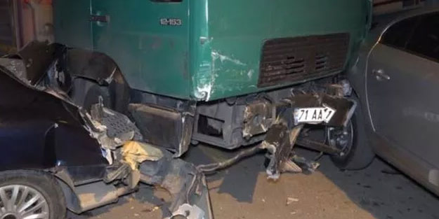 Freni boşalan kamyon 9 araca çarptı