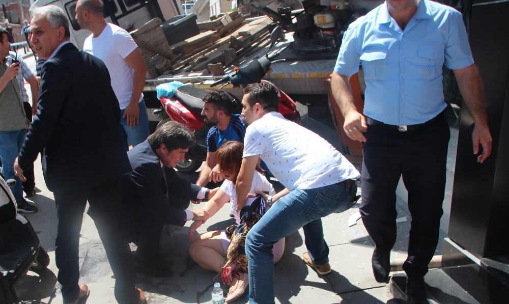 Freni boşalan kamyon bir beyaz eşya mağazasına girdi, 1 kişi yaralandı 