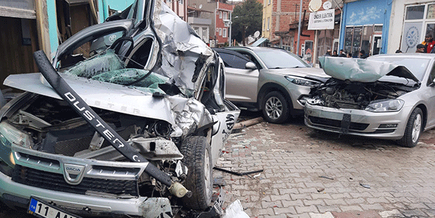 Freni boşalan kamyon dehşet saçtı