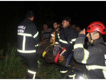Freni boşalan kamyon dere kenarına uçtu: 1 ölü