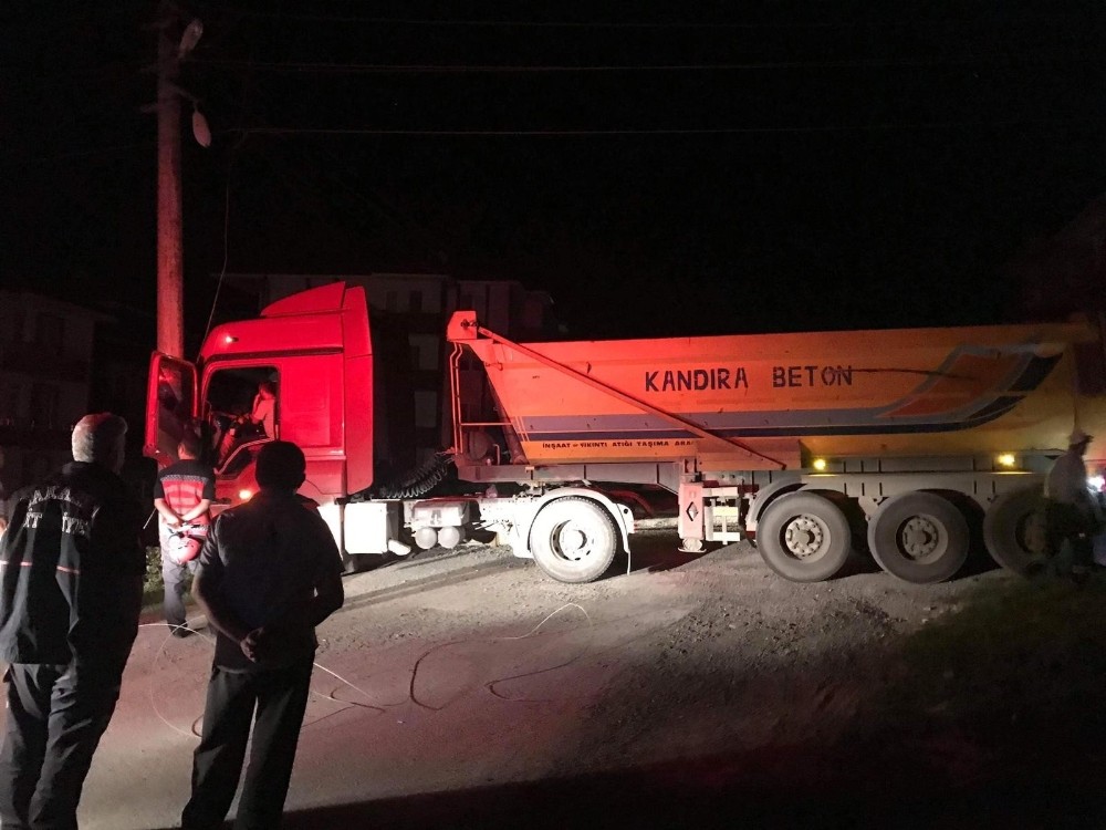 Freni boşalan kamyon elektrik direğine çarparak durabildi 