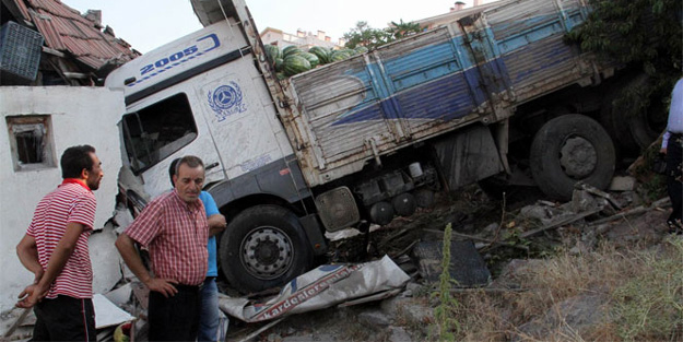 Freni boşalan kamyon gecekonduya daldı