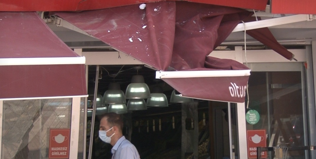 Freni boşalan kamyon markete daldı