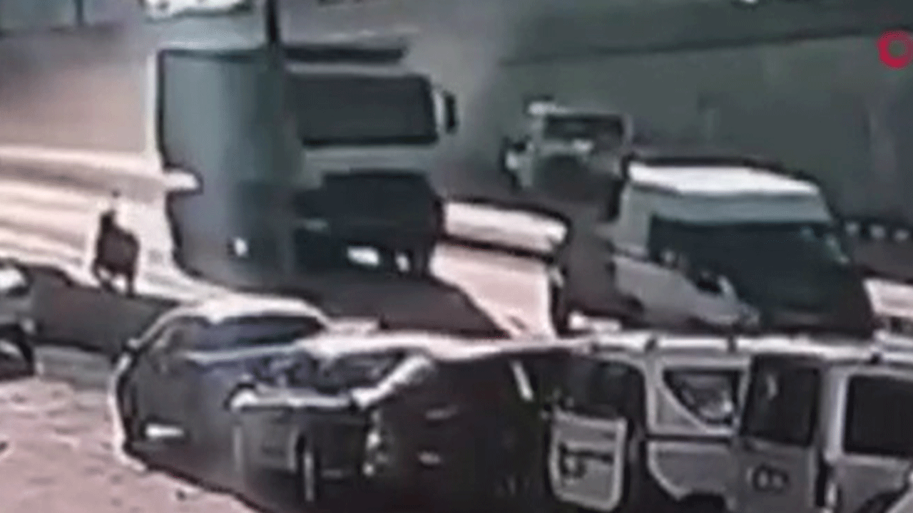 Freni boşalan kamyon önüne geleni biçti!