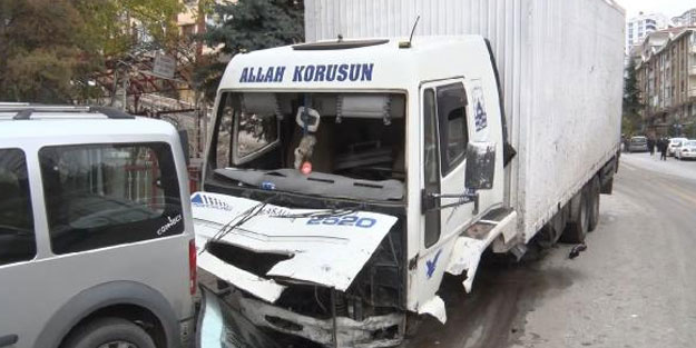Freni boşalan kamyon, ortalığı savaş alanına çevirdi: 2 yaralı