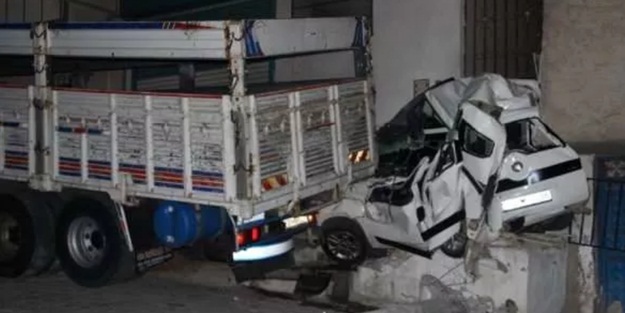 Freni boşalan kamyon park halindeki aracı hurdaya çevirdi