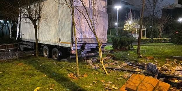 Freni boşalan kamyon parka girdi