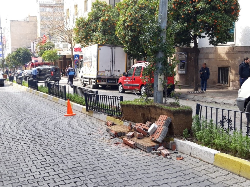 Freni boşalan kamyon refüje çıktı 
