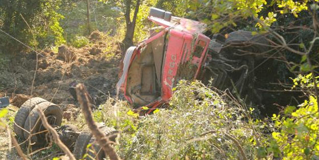 Freni boşalan kamyon şarampole devrildi: 2 yaralı