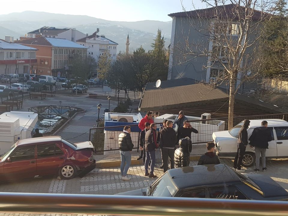 Freni boşalan kamyonet, 4 otomobilde maddi hasara yol açtı 
