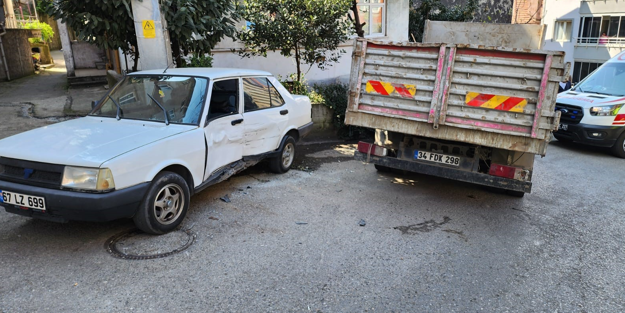 Freni boşalan kamyonet araca çarparak durabildi