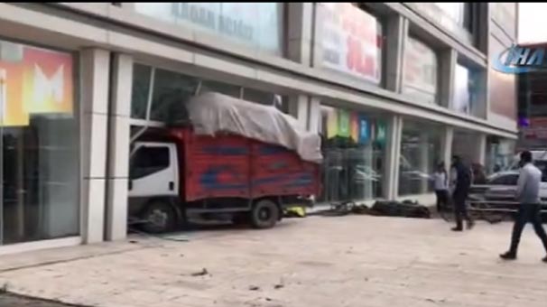 Freni boşalan kamyonet AVM'ye daldı