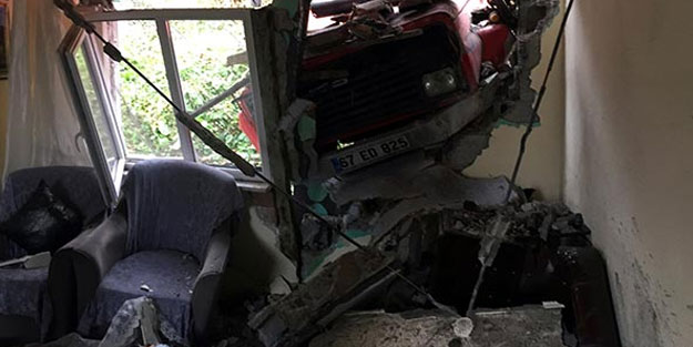Freni boşalan kamyonet, evin duvarını yıkarak içeri girdi