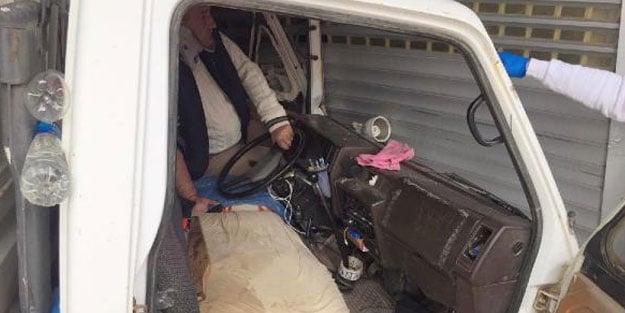 Freni boşalan kamyonet, iş yerinin kepengine çarptı; sürücü yaralı