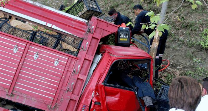 Freni boşalan kamyonetin sürücüsü ölümden döndü